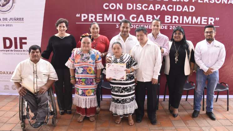 Entrega premios Dif Municipal a personas con discapacidad