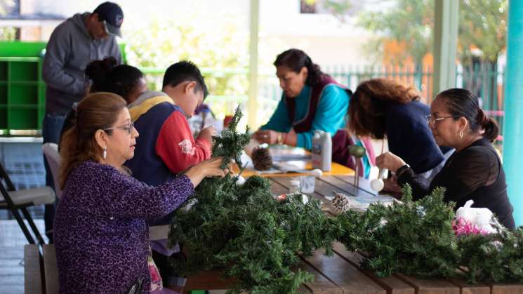 Inician talleres de manualidades navideñas en parques públicos