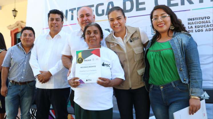 Reciben 130 certificados de estudio mujeres y hombres en Ocotlán