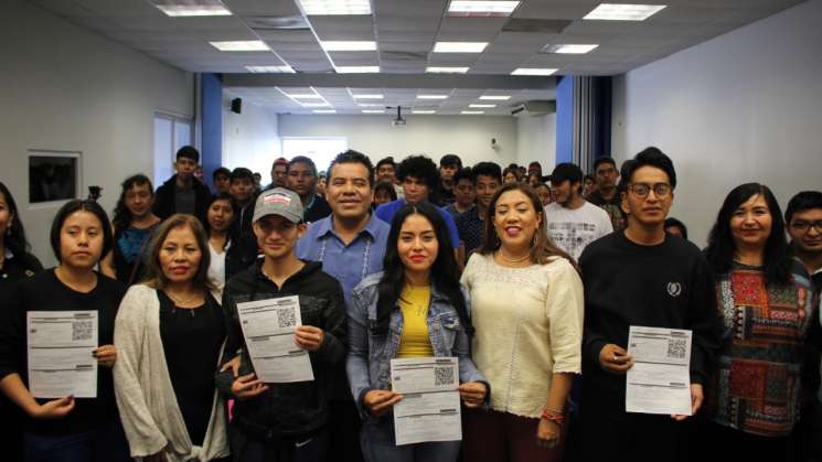 Otorgan más becas para nivel medio superior en la UABJO 