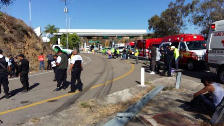 Atiende Gobierno accidente de autobús en carretera de Oaxaca