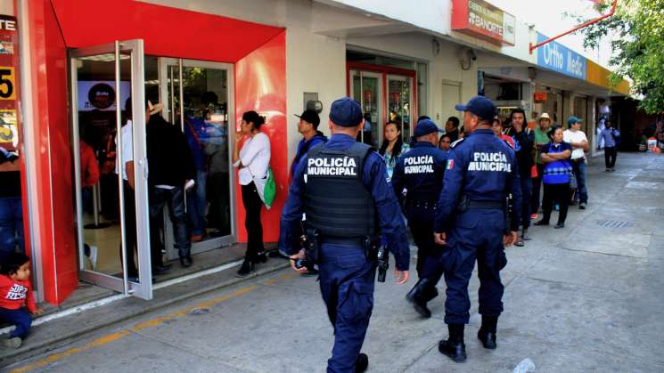 Tras ola de asaltos, Policía Municipal vigila bancos en capital