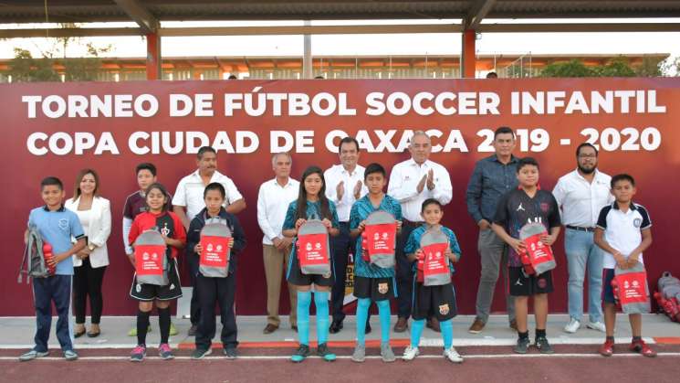 Kits deportivos para participantes de la “Copa Ciudad de Oaxaca”