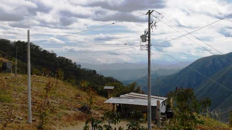 Concluye Sinfra cinco obras de electrificación en el estado