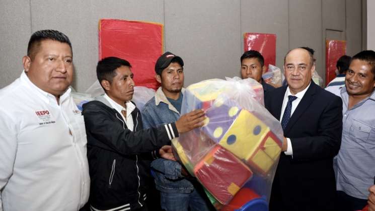 Entrega IEEPO material didáctico a 60 escuelas por 1,5 mdp