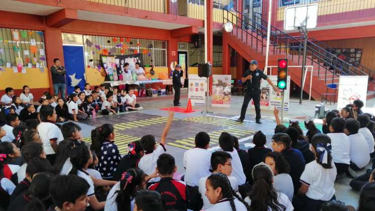 Capacitan en Oaxaca a 1,426 estudiantes en educación vial