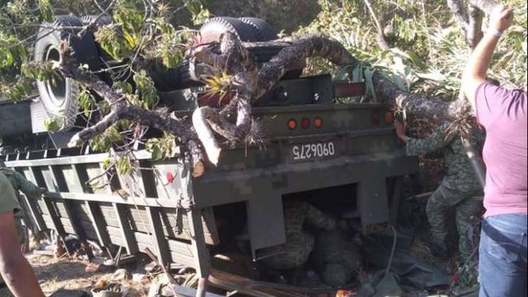 En Oaxaca, fallecen 7 elementos de la GN en accidente carretero 