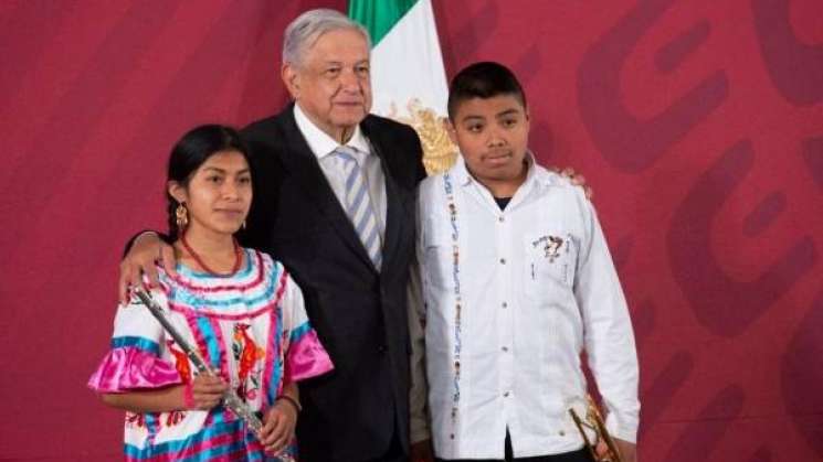 Entrega AMLO instrumentos musicales a bandas infantiles de Oaxaca