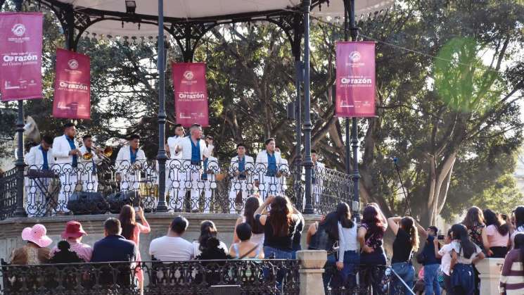 Banda Tierra Mojada ofrecen espectáculo en el kiosco de Oaxaca