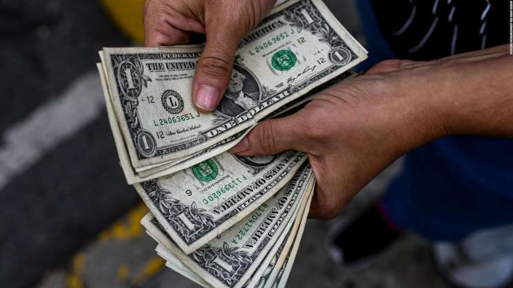 Alcanza el peso máximo en 18 meses con el dólar