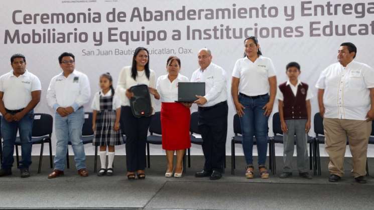 Entregó IEEPO en dos meses imobiliario y equipo a 417 escuelas 