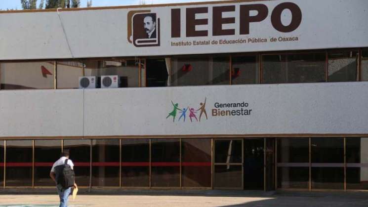 Detienen a empleada del IEEPO por tráfico de plazas y servicios