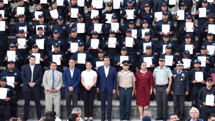 Logra edil Oswaldo  García Jarquín certificación de 376 policías