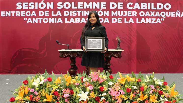 Recibe alumno de UABJO galardón Antonia Labastida de la Lanza