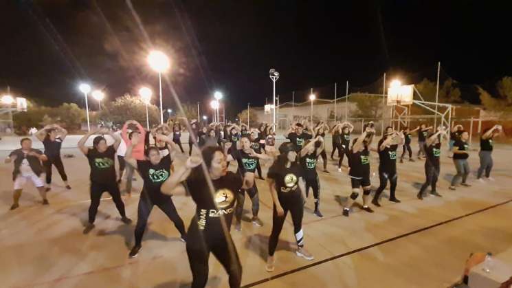 Disfrutan familias de beneficios del baile fitness