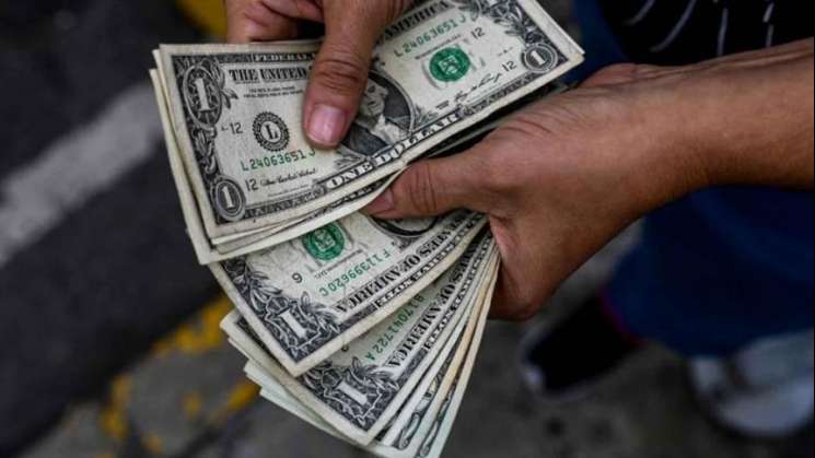 Pierde Peso 4%, dólar se cotiza en 23 pesos en bancos