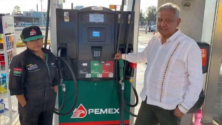 AMLO baja la gasolina para atemperar crisis económica por COVID 