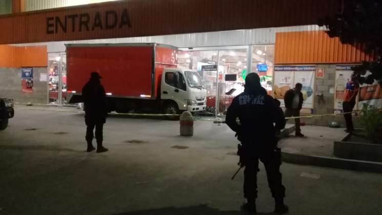 Encapuchados intentan saquear tienda departamental en Oaxaca