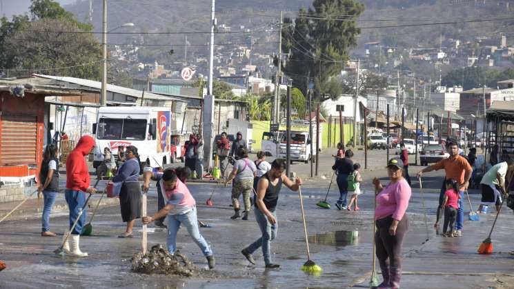 Municipio y 3 mil comerciantes limpian mercado de abastos