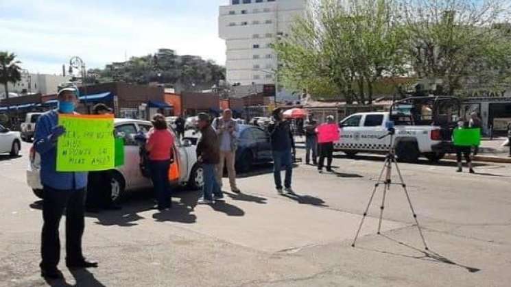 Mexicanos bloquean cruce fronterizo con EU