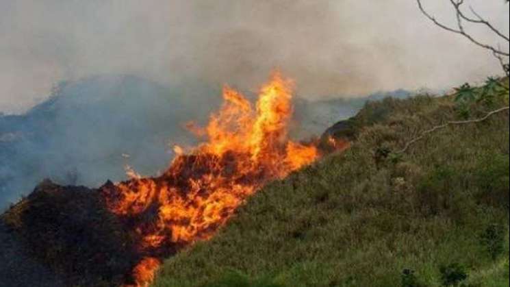 Combate Coesfo incendio en San Pedro y San Pablo Ayutla