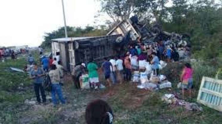 Detienen en Pochuta a personas que saquearon tráiler de abarrotes