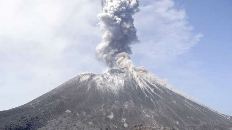 Popocatepetl erupciona simultáneamente con  volcán Anak Krakatoa