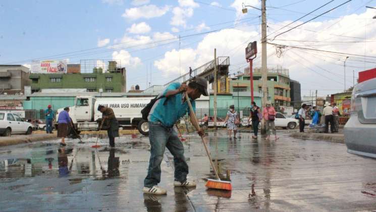 Desinfecta Ayuntamiento el estacionamiento del Mercado de Abasto