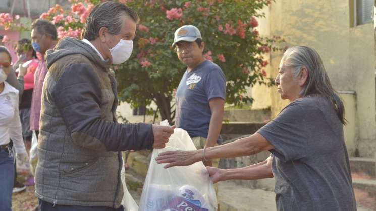 Reciben familias de San Martín Mexicapam apoyos alimenticios