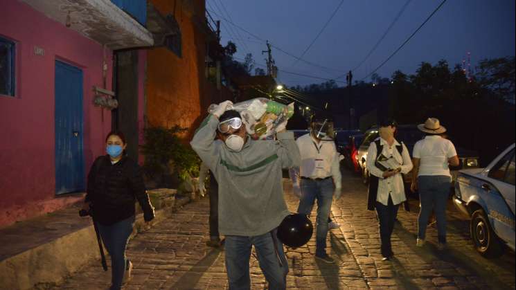 Donan trabajadores del Ayuntamiento de Oaxaca ayuda alimentaria 