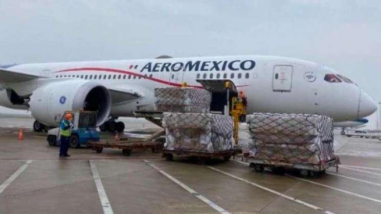 Recibe México avión con 50 ventiladores y miles de cubrebocas