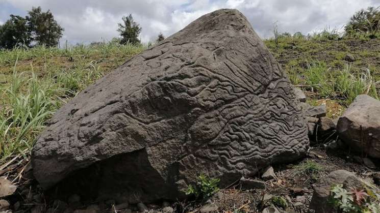 INAH registra petroglifo usado como ‘piedra-mapa’ de 2000 años