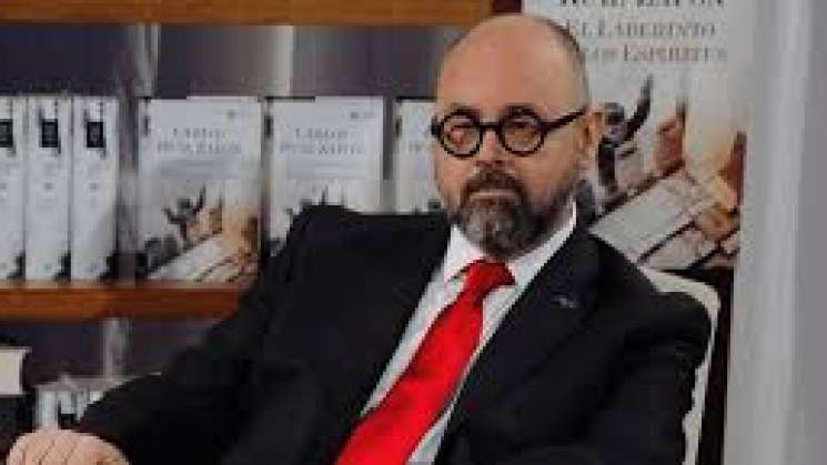 Escritor español Carlos Ruiz Zafón fallece a los 55 años