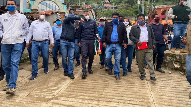 Alejandro Murat recorre la región de los Ozolotepec