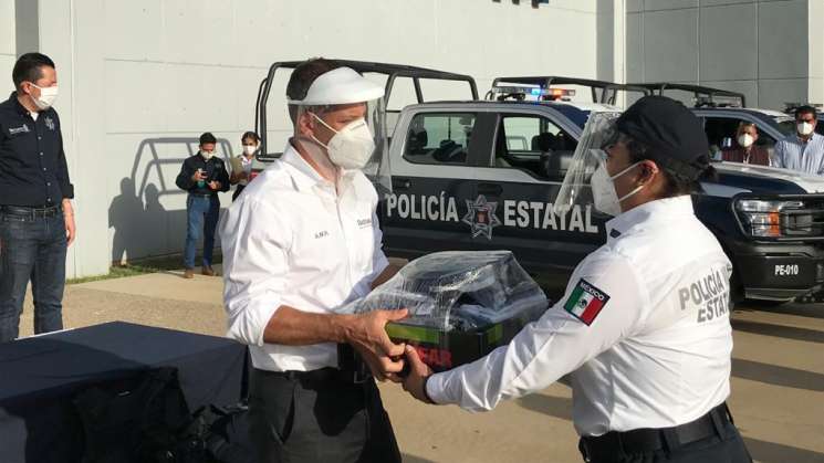 Entrega AMH uniformes a las corporaciones de la SSPO