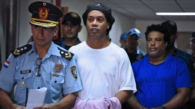 Cumple 4 meses de detención domiciliaria Ronaldinho