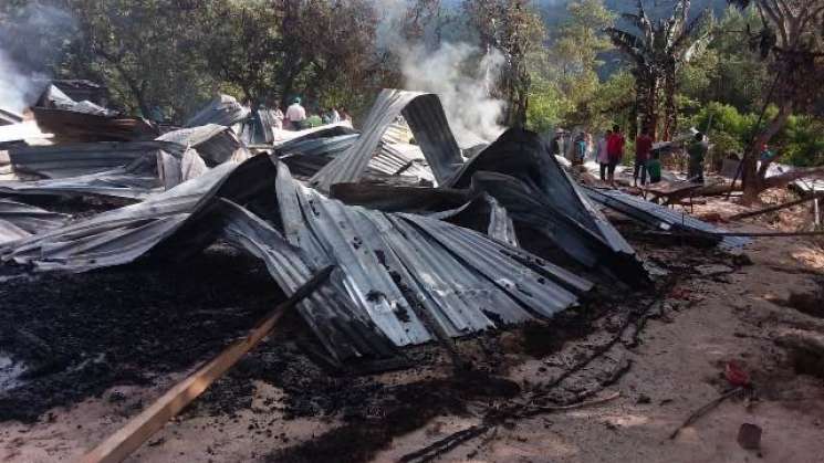 CEPCO reporta incendio de escuela y 5 casas por rayo en Oaxaca