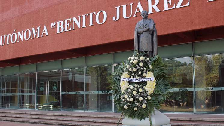 UABJO honra el legado de Juárez en su 148 aniversario luctuoso