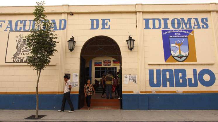 Facultad de Idiomas de la UABJO ofrece diversos cursos