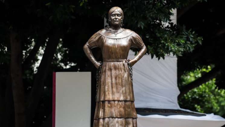 Conmemoran a Leona Vicario con monumento histórico