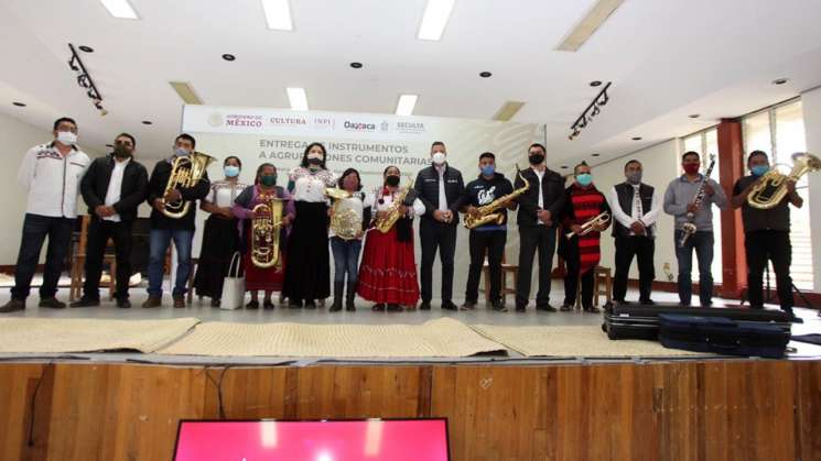 Reciben instrumentos bandas comunitarias de Oaxaca