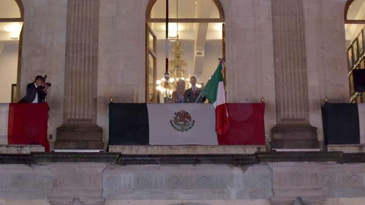 Rinde AMH homenaje al personal médico en grito de independencia