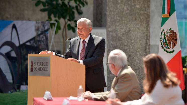 AMLO celebra 80 años del Colegio de México