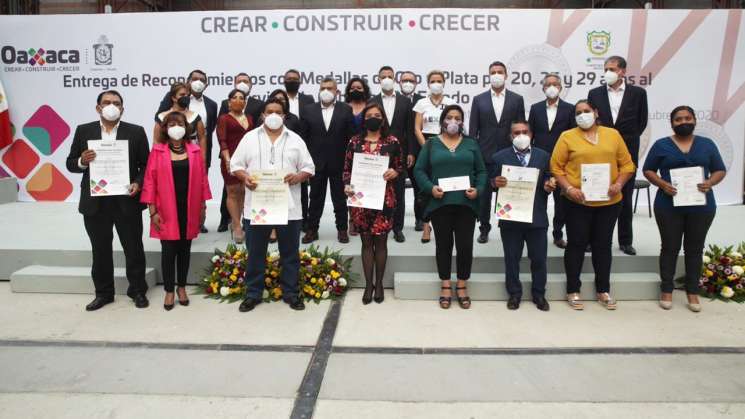 Entrega AMH reconocimientos y medallas a personal del gobierno