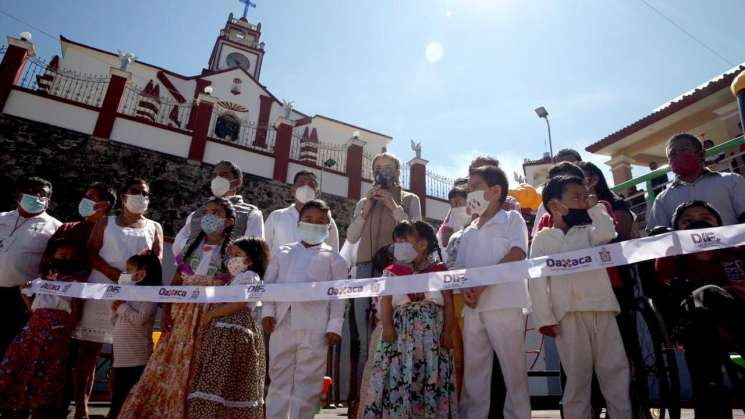 Inauguran parque incluyente con juegos infantiles en Villa Alta