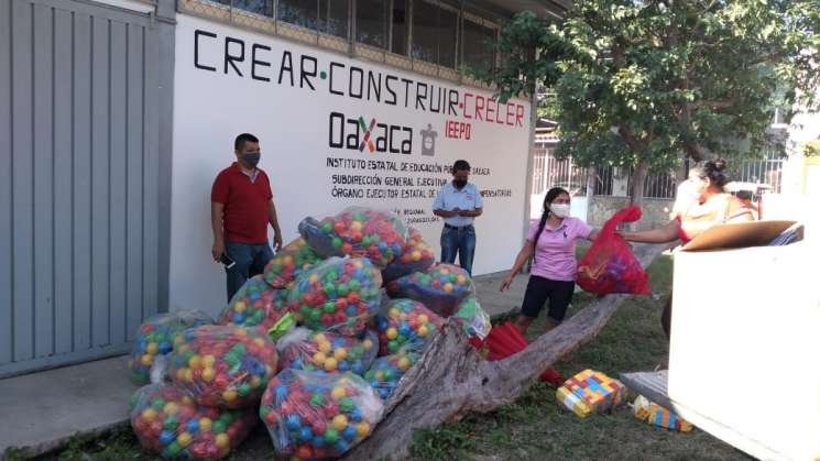  IEEPO entrega de materiales didácticos a jardines de niños