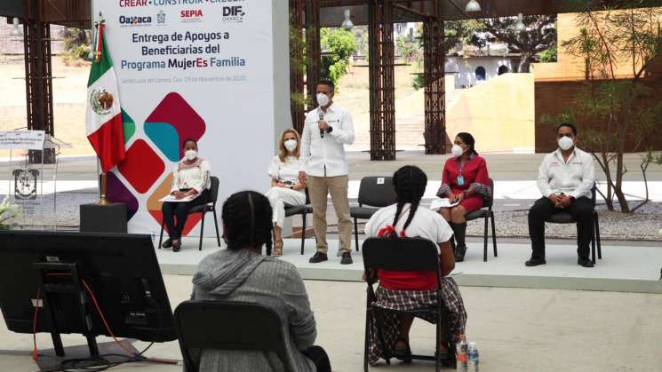 Entregan apoyos económicos del programa “MujerEs Familia 2020”