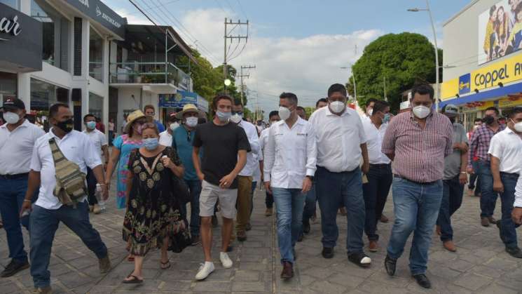 Realiza Alejandro Murat  gira por la costa oaxaqueña