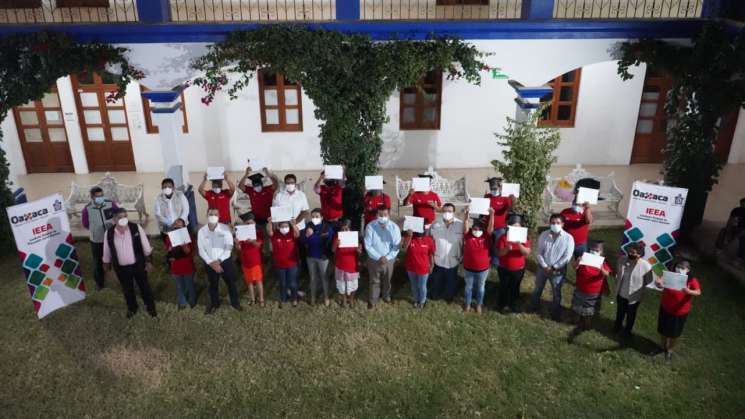 Entrega IEEA certificados de educación básica en Zimatlán