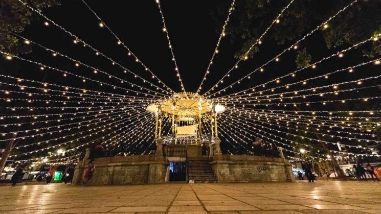 Época decembrina con iluminación en zócalo de capital oaxaqueña